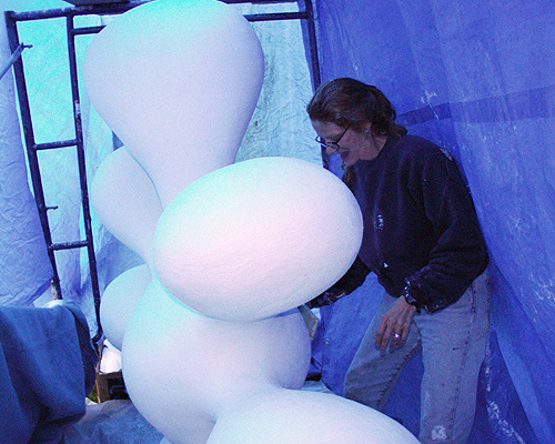 02 Splats 06 – Artist on site finishing “Sue’s Splat”, Ferro-concrete/enamel paint. 5’ x4 ½’ x 2 ½’. 2006 02 Splats 06 – Artist on site finishing “Sue’s Splat”, Ferro-concrete/enamel paint. 5’ x4 ½’ x 2 ½’. 2006